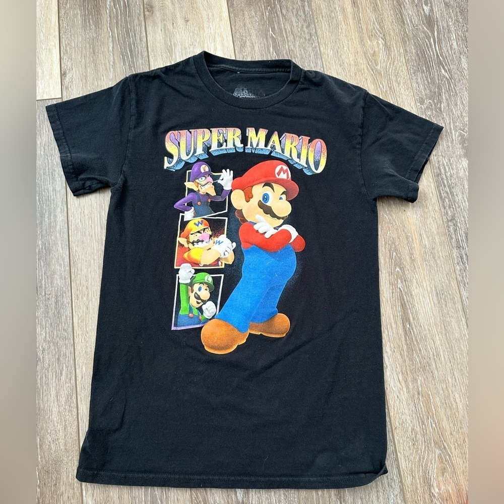 💜 unisex Super Mario black Tee great condition.